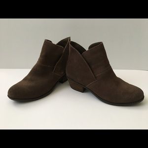 Me Too Suede Nutmeg booties sz6